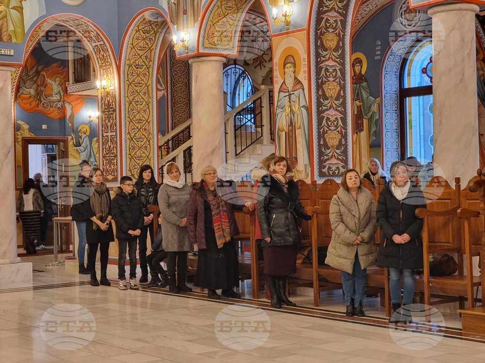 Ловеч - храм „Св. св. Кирил и Методий“ - Рождество Христово - света литургия
