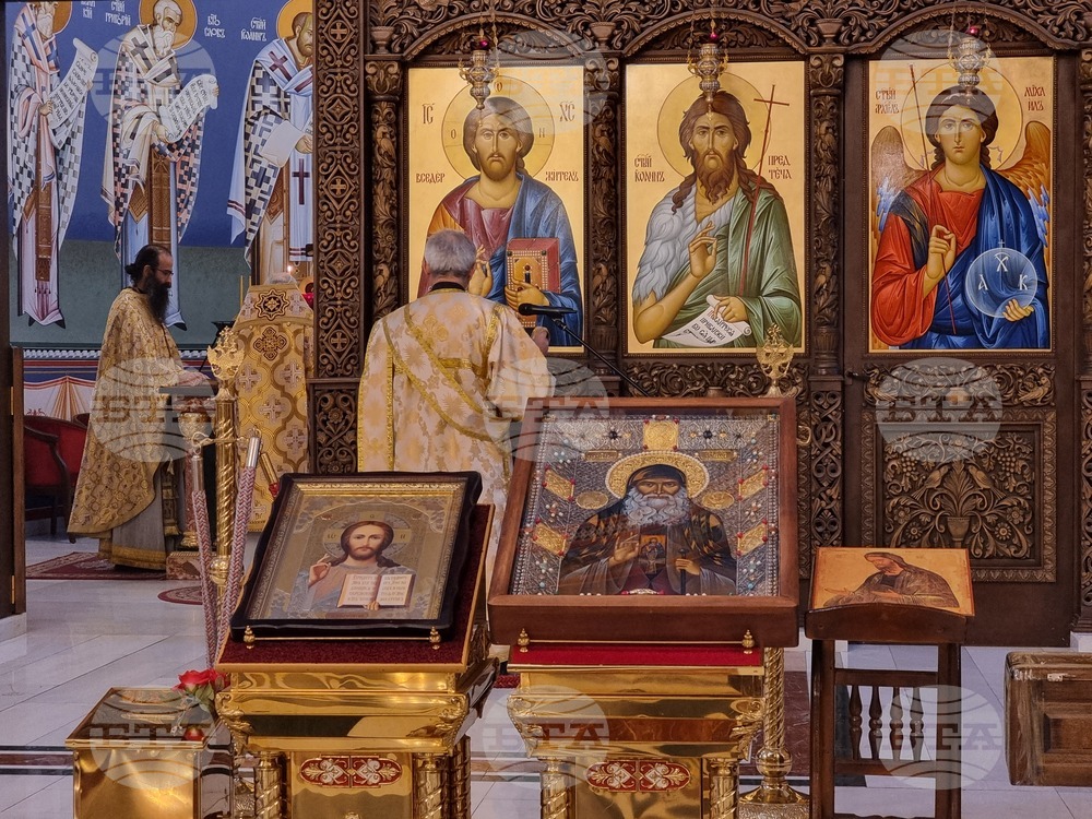 Ловеч - храм „Св. св. Кирил и Методий“ - Рождество Христово - света литургия