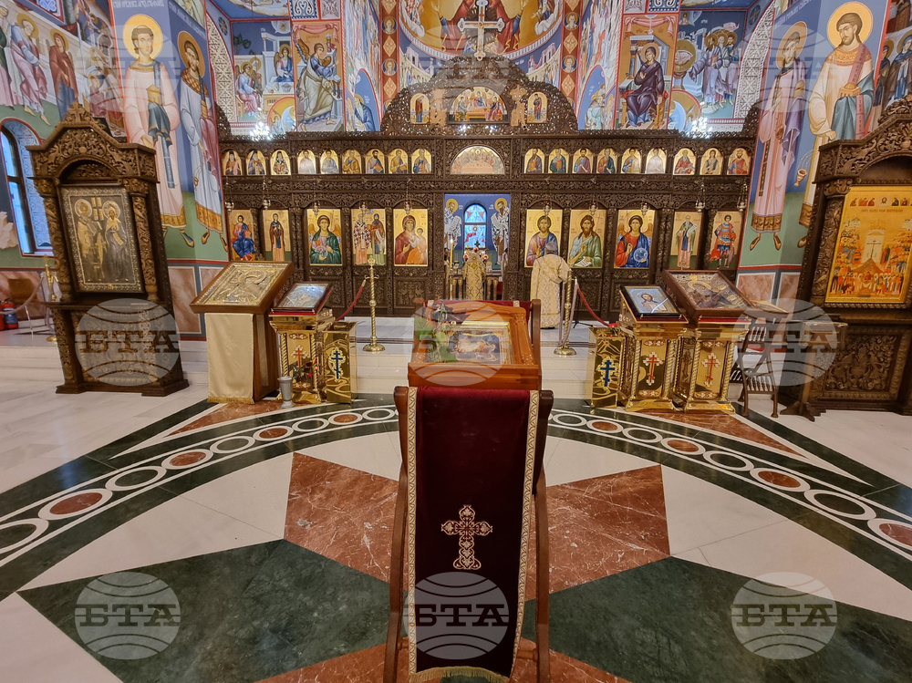 Ловеч - храм „Св. св. Кирил и Методий“ - Рождество Христово - света литургия