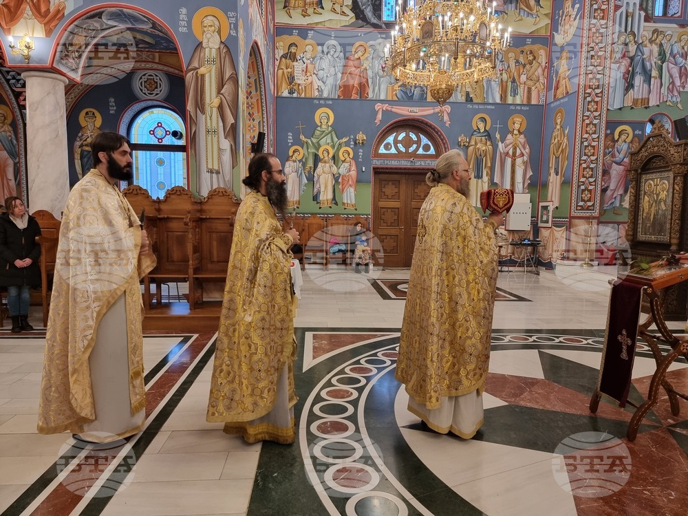 Ловеч - храм „Св. св. Кирил и Методий“ - Рождество Христово - света литургия