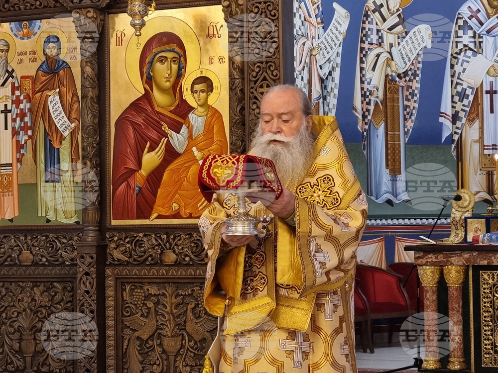 Ловеч - храм „Св. св. Кирил и Методий“ - Рождество Христово - света литургия