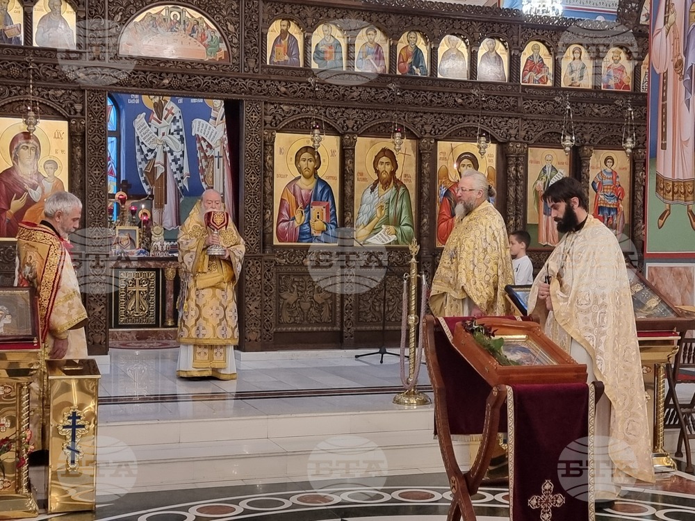 Ловеч - храм „Св. св. Кирил и Методий“ - Рождество Христово - света литургия