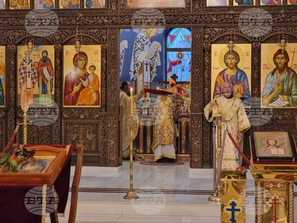 Ловеч - храм „Св. св. Кирил и Методий“ - Рождество Христово - света литургия