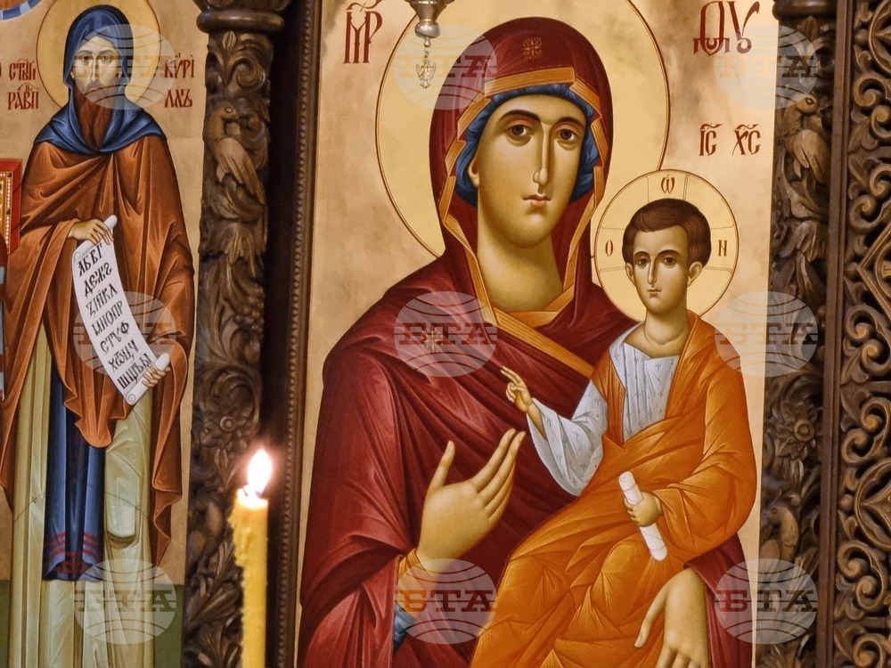 Ловеч - храм „Св. св. Кирил и Методий“ - Рождество Христово - света литургия