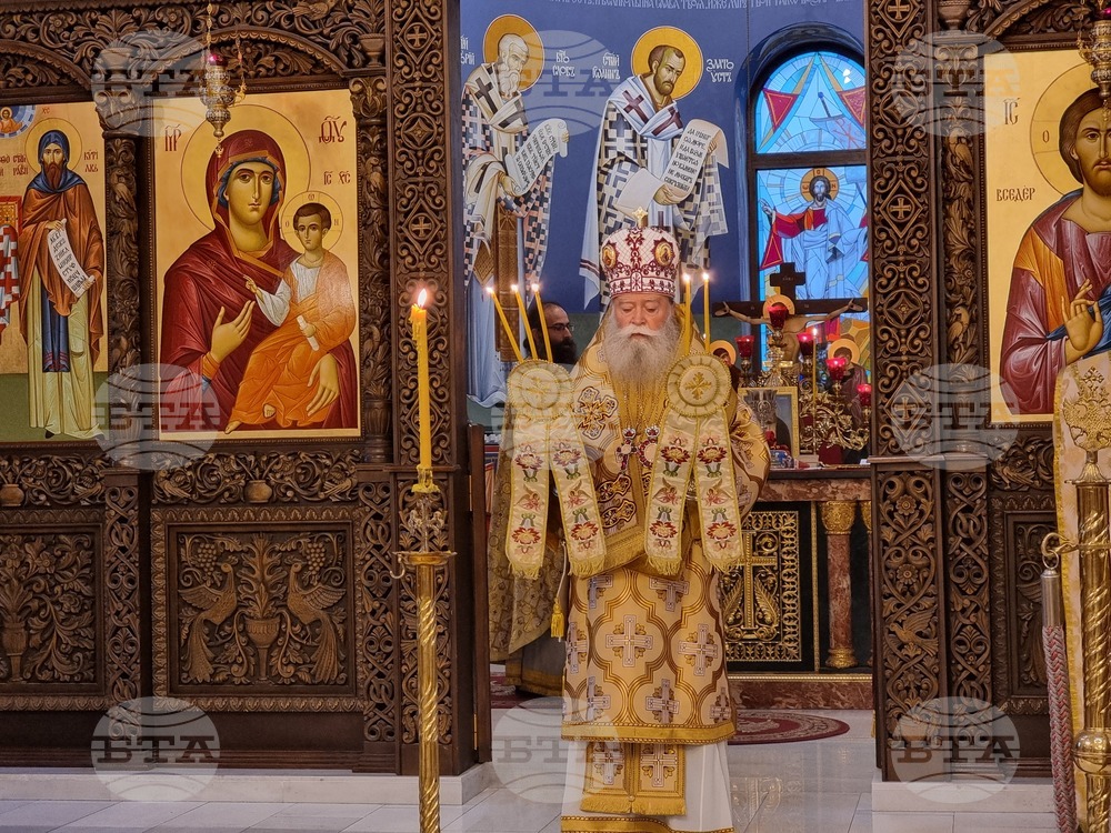 Ловеч - храм „Св. св. Кирил и Методий“ - Рождество Христово - света литургия