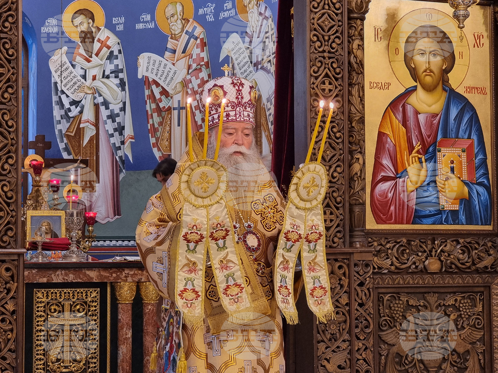 Ловеч - храм „Св. св. Кирил и Методий“ - Рождество Христово - света литургия