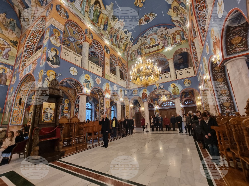 Ловеч - храм „Св. св. Кирил и Методий“ - Рождество Христово - света литургия