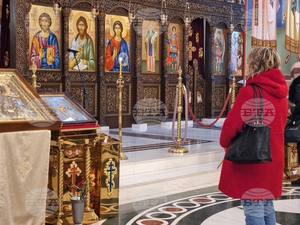 Ловеч - храм „Св. св. Кирил и Методий“ - Рождество Христово - света литургия