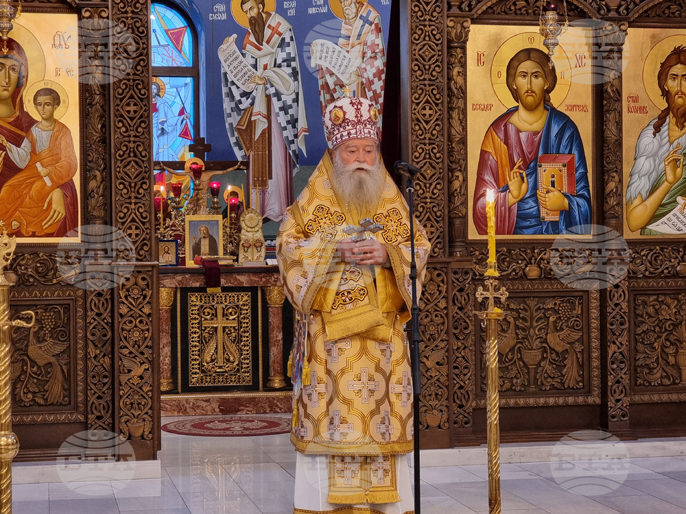 Ловеч - храм „Св. св. Кирил и Методий“ - Рождество Христово - света литургия