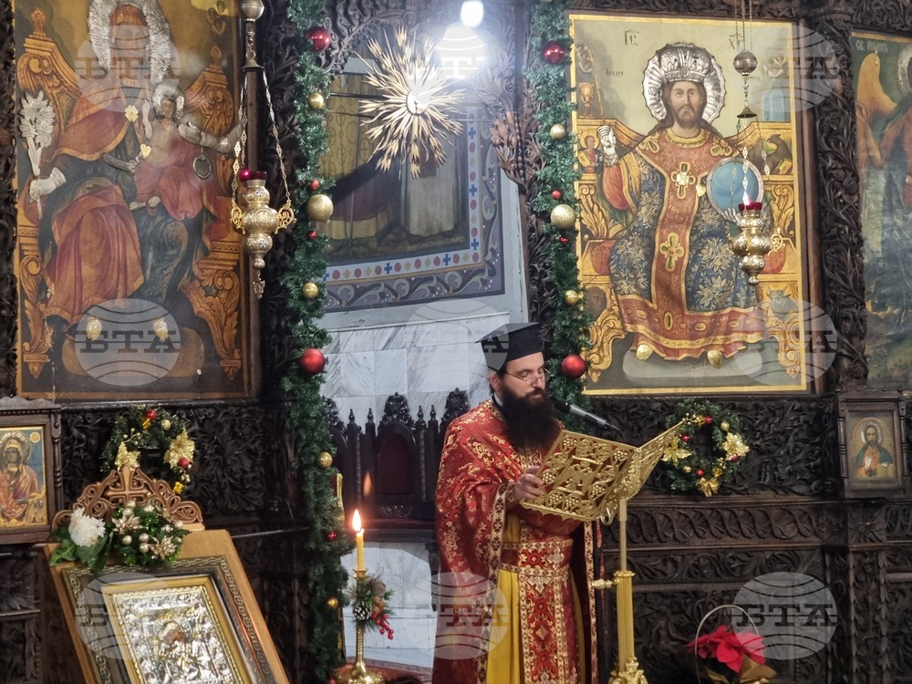 С Рождество Бог ни поведе по пътя към царството небесно, каза архиерейският наместник Боян Кочев в църквата "Успение Богородично" в Пазарджик