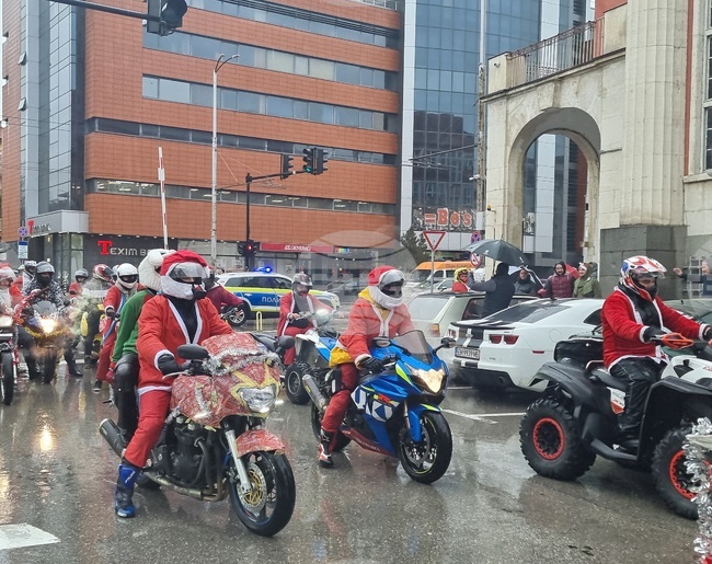 Bikers Dressed as Santa Traverse Pleven as Part of Moto Christmas Charity Campaign