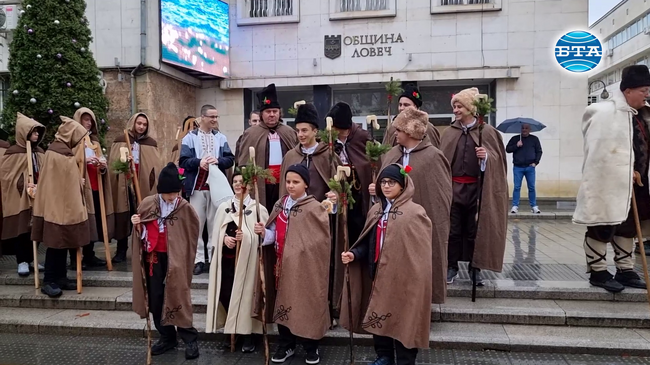Коледари огласиха Ловеч с празнични наричания