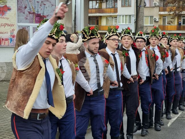 На Коледа земята в Ямбол се тресе под ритъма на мъжкия коледарски буенек