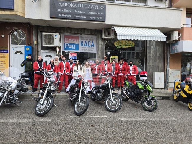 Празнично шествие на мотористи в костюми на Дядо Коледа зарадва петричани