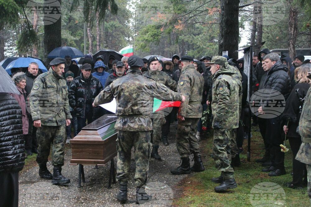 ОА Русе: С националния химн и най-високи почести изпратиха кмета на Две могили Божидар Борисов в последния му земен път