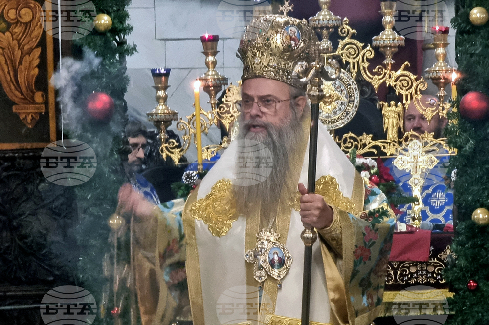 Тази вечер Пловдивският митрополит Николай ще донесе за поклонение чудотворния образ на Божията майка - Златна ябълка, в Пазарджик