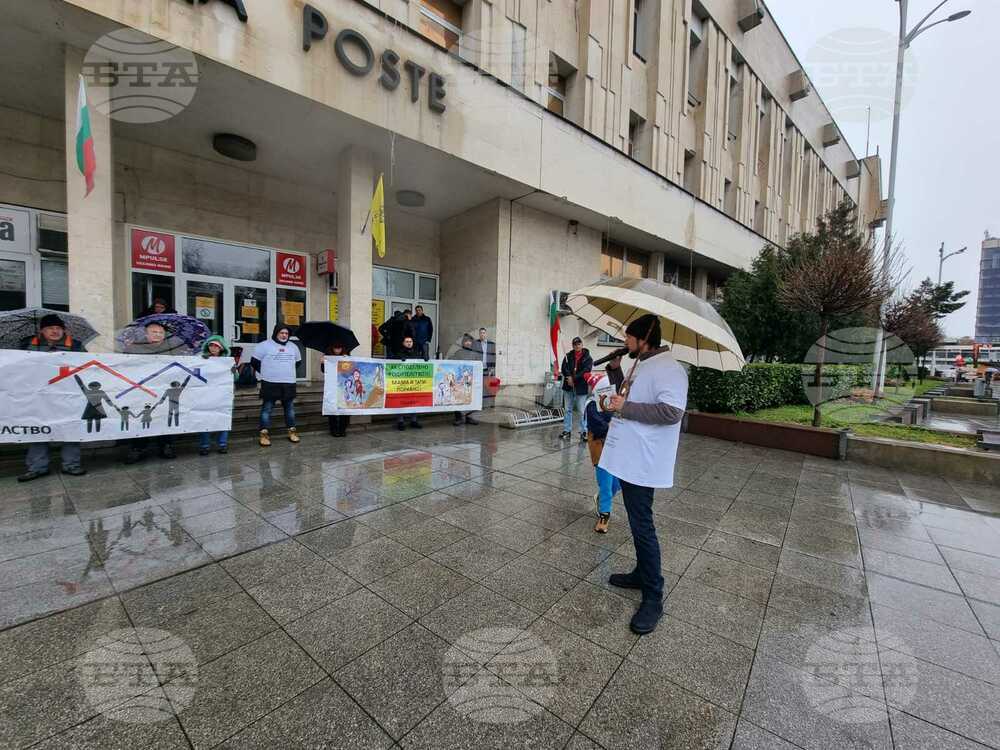 Протест на отчуждени родители се състоя в Пловдив в Деня на бащата
