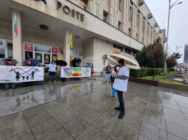 Протест на отчуждени родители се състоя в Пловдив в Деня на бащата