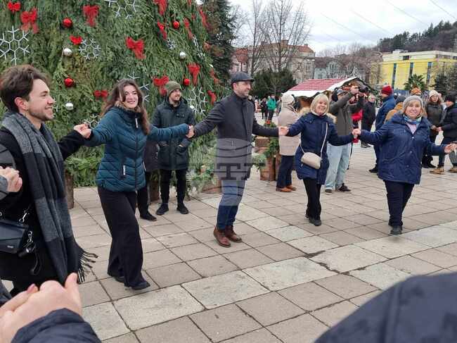 Празничната програма в Кюстендил продължава с караоке и награди, съобщиха от Общината 