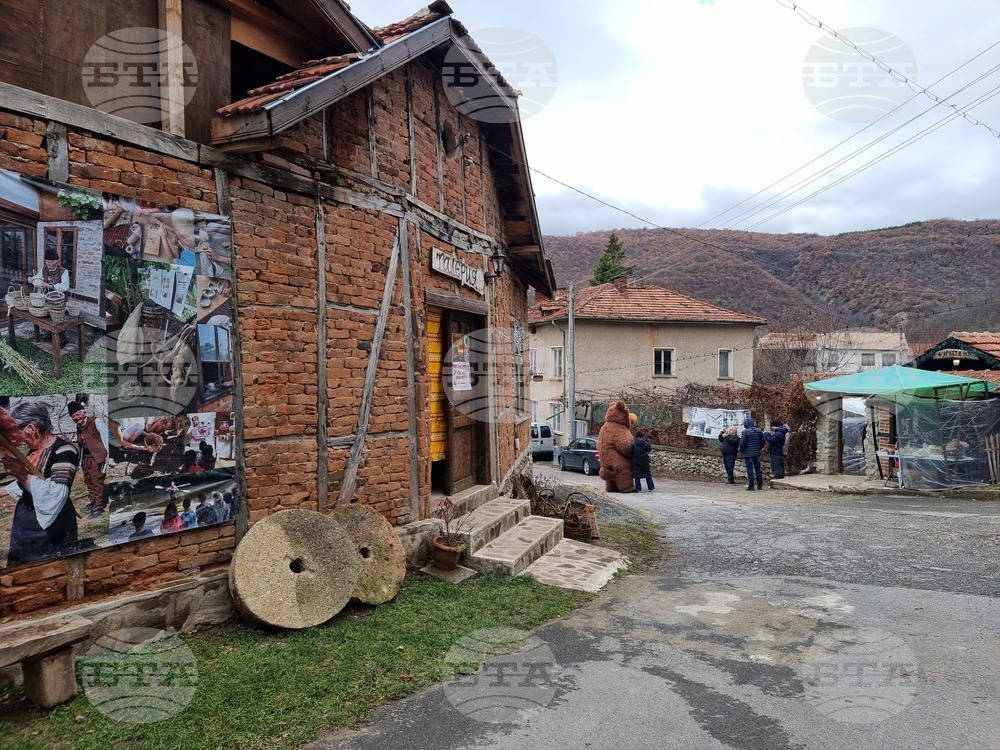 Коледно село събра в етноцентъра в с. Раждавица празничния дух с живите традиции на региона 