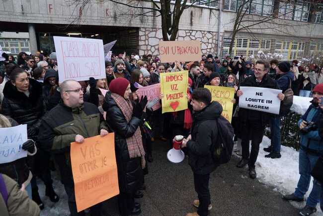 ФЕНА: Студенти от Сараево се събраха, за да изразят подкрепата си за своите колеги в Сърбия