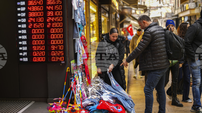 Турската полиция е задържала 76 души, в рамките на разследване за измами в обменни бюра, опериращи на пазара "Капалъ чаршъ" в Истанбул 