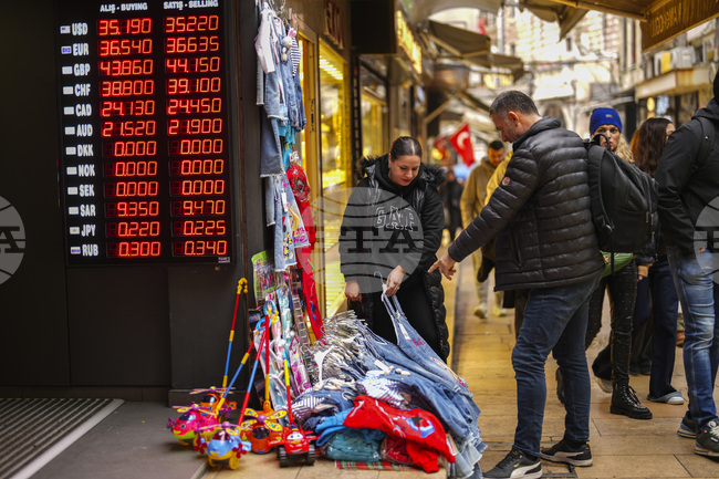 Турската полиция е задържала 76 души, в рамките на разследване за измами в обменни бюра, опериращи на пазара "Капалъ чаршъ" в Истанбул 