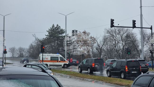 Катастрофа с линейка затруднява движението на основно кръстовище в Добрич