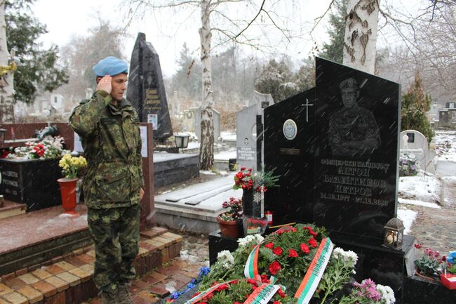 ОА Русе: Близки и колеги почетоха паметта на загиналия в Кербала офицерски кандидат Антон Петров