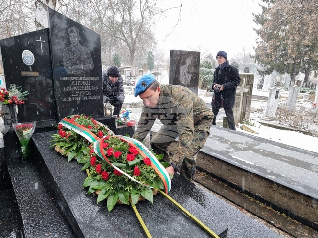 Русе - почит - офицерски кандидат Антон Петров