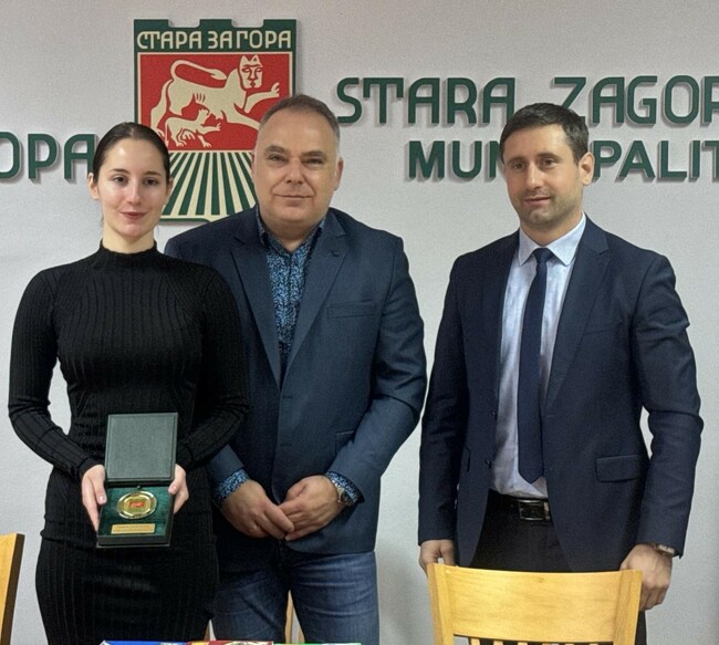 Община Стара Загора: Шампионката по планинско ориентиране Яна Илиева бе наградена с плакет от името на кмета Живко Тодоров