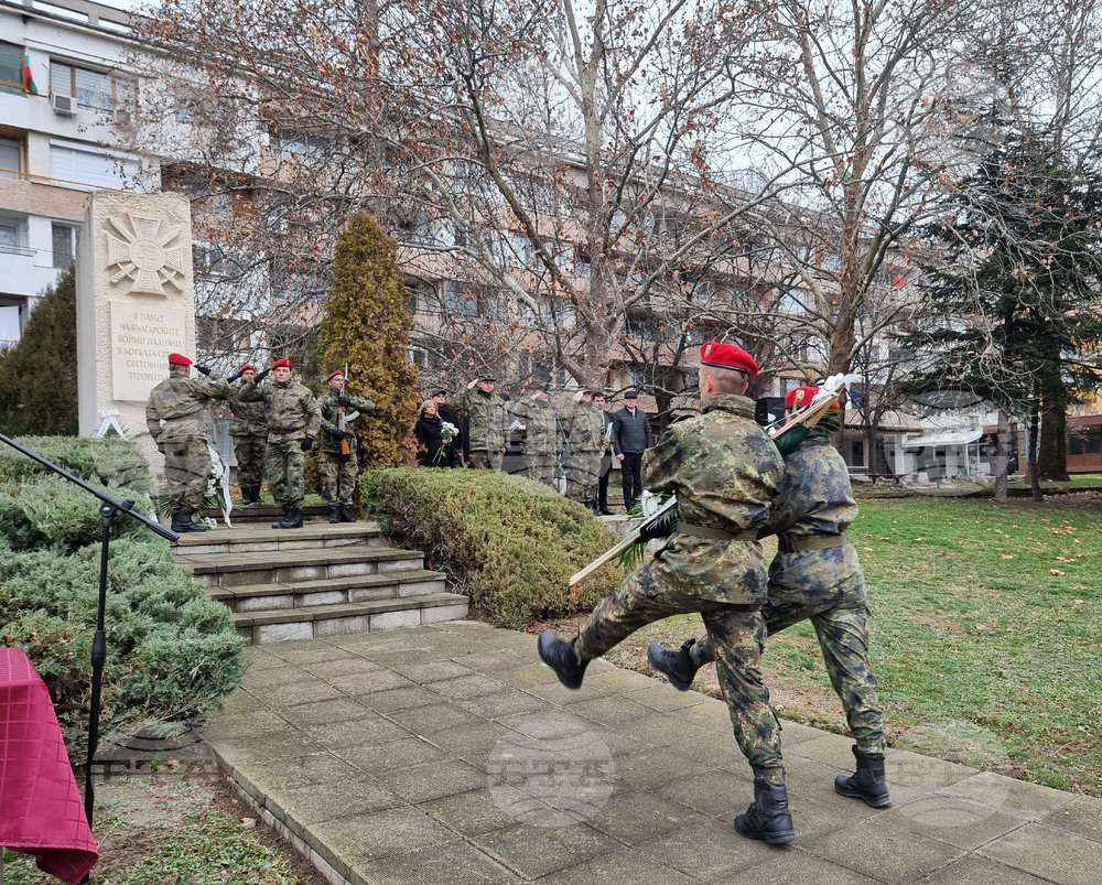 Карлово - български военнослужещи - почит