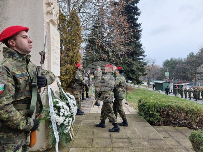 Карлово - български военнослужещи - почит