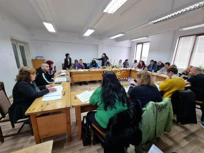 От догодина се увеличават местните данъци и такси в община Бобов дол, решиха общинските съветници
