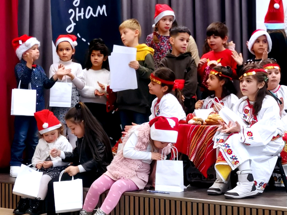 Обичаят коледуване бе пресъздаден по време на коледното тържество на училище „Св. св. Кирил и Методий“ в Дортмунд