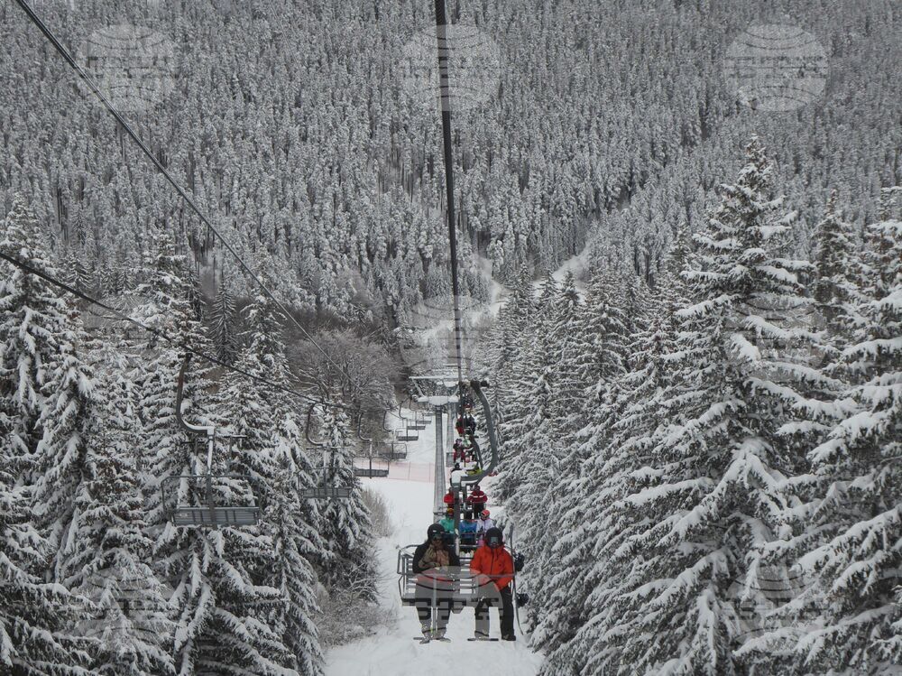 Условията в планините са подходящи за туризъм, снежната покривка е между 5 и 10 см, съобщи Планинската спасителна служба