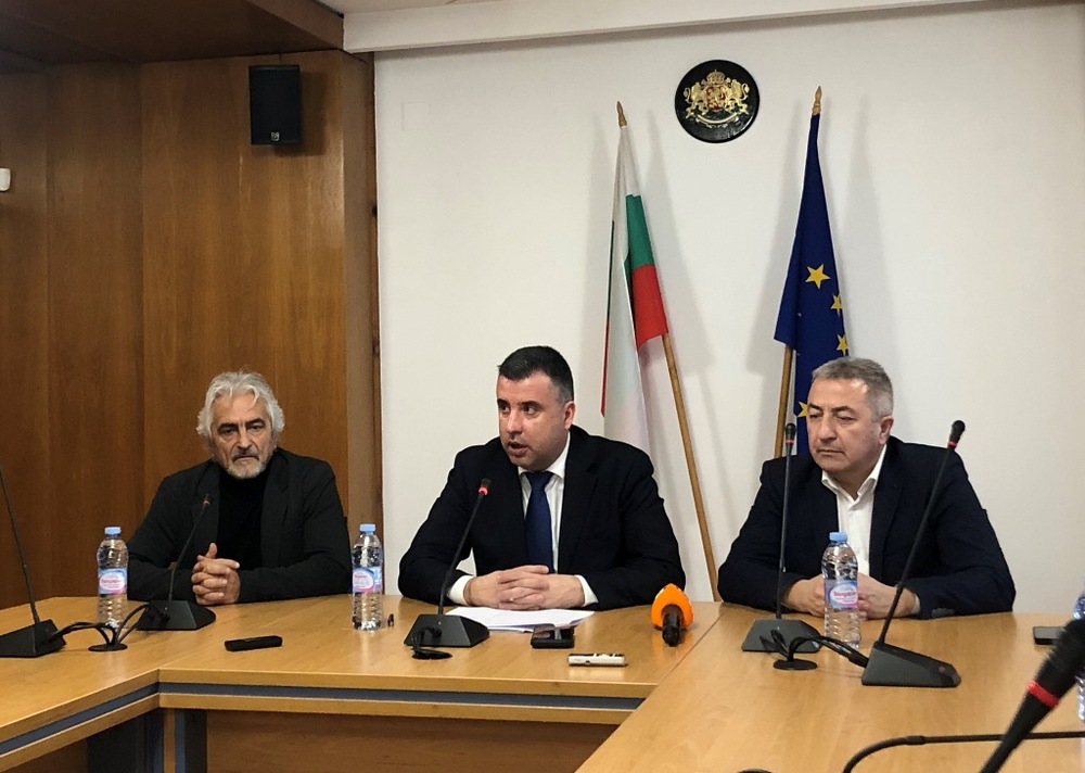 Областна администрация Смолян: Областният управител Захари Сираков призовава гражданите да проявят търпение и да използват регламентираните към момента пътни връзки за Гърция