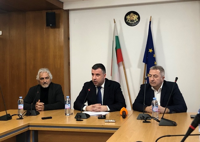 Областна администрация Смолян: Областният управител Захари Сираков призовава гражданите да проявят търпение и да използват регламентираните към момента пътни връзки за Гърция