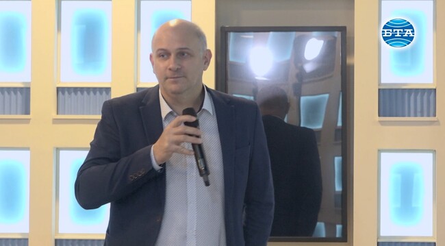 Народният театър показва правилната посока в театралното изкуство, според директора на трупата Васил Василев