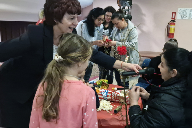 Сурвакници, украсени в духа на българската традиция, изработиха деца и читалищни специалисти в Разград