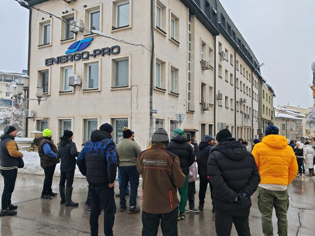 Габровци излязоха на протест с искане за постоянно и качествено електрозахранване