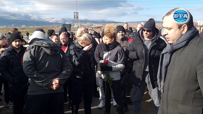 Кюстендилци положиха цветя на мястото на инцидента, при който загина момиче на 18 години