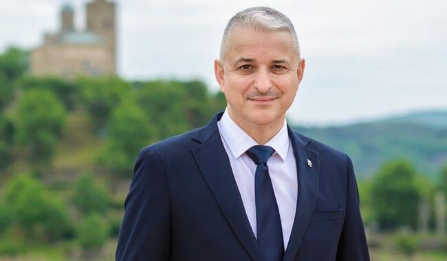 Ангел Янчев: Народният театър е получил едва една четвърт от очакваните приходи от продажба на билети за "Оръжията и човекът" на Малкович