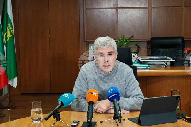 Към 8100 абонати в страната все още нямат ток, каза служебният министър Владимир Малинов 