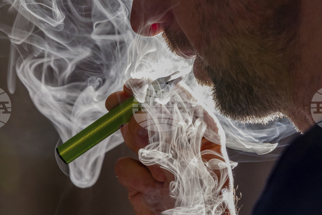 Politicians, Social Policy Minister Support Full Ban on Vapes 