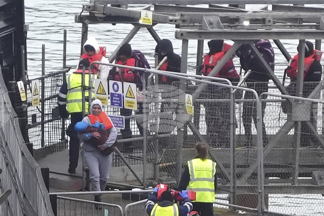 Рекорден брой мигранти са прекосили Ламанша с малки лодки в опит да достигнат Великобритания