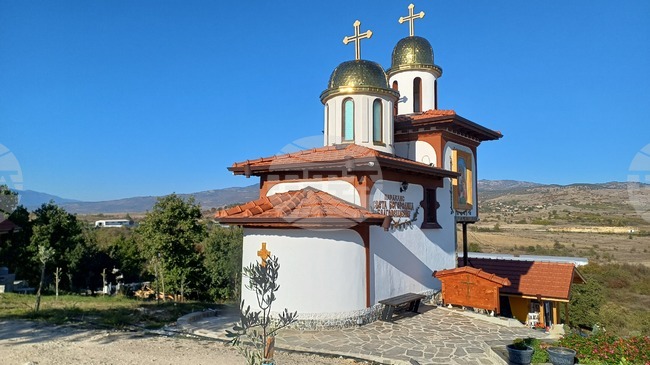 Новоизграденият параклис "Света Богородица" край село Рупите привлича все повече посетители