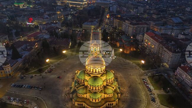 Забранява се престоят и паркирането на пл. „Св. Александър Невски” от 16:00 ч. до приключване на празничното богослужение