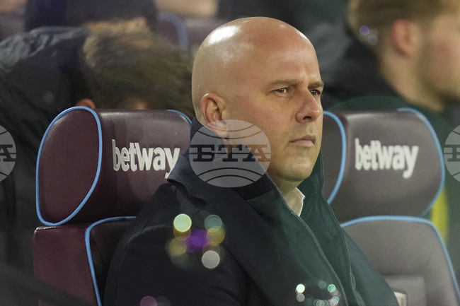 Мениджърът на Ливърпул Арне Слот призна, че няма контрол върху бъдещето на звездите на тима