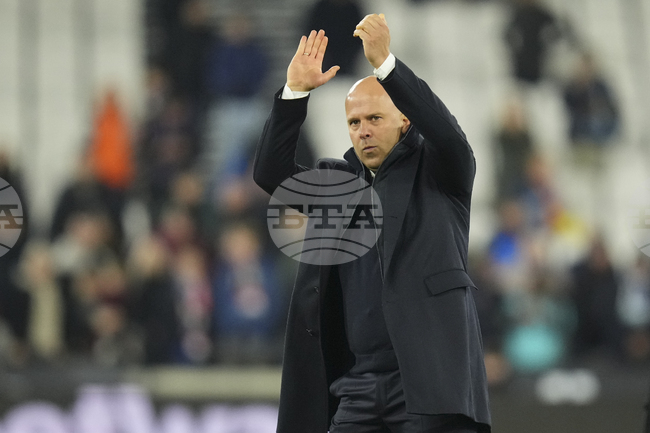 Арне Слот: "Александър-Арнолд е фокусиран върху Ливърпул и ще играе в неделя срещу Манчестър Юнайтед"